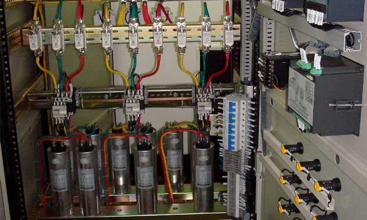 關(guān)于低壓電容器就地補(bǔ)償?shù)男Ч治? alt=